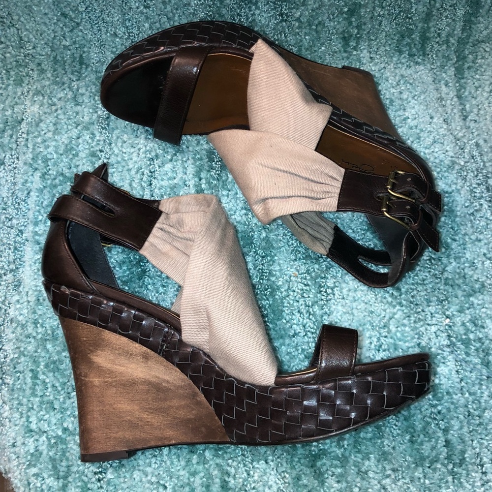 Woman’s Halogen wedge high Heels tan & brown